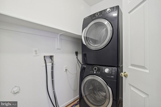 Building Photo - 2547 Sandbourne Ln