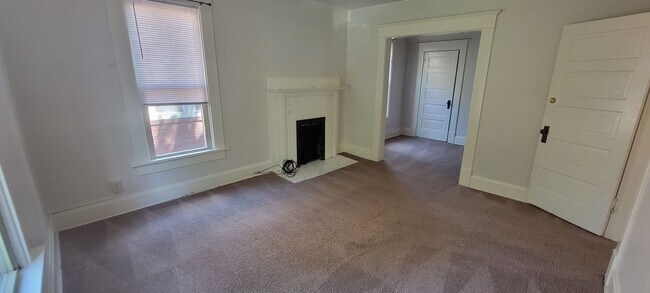 Building Photo - 5 Bedroom House - Walking distance from Ce...
