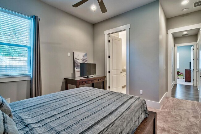 Building Photo - Spacious 4-Bedroom Home for Long-Term Leas...