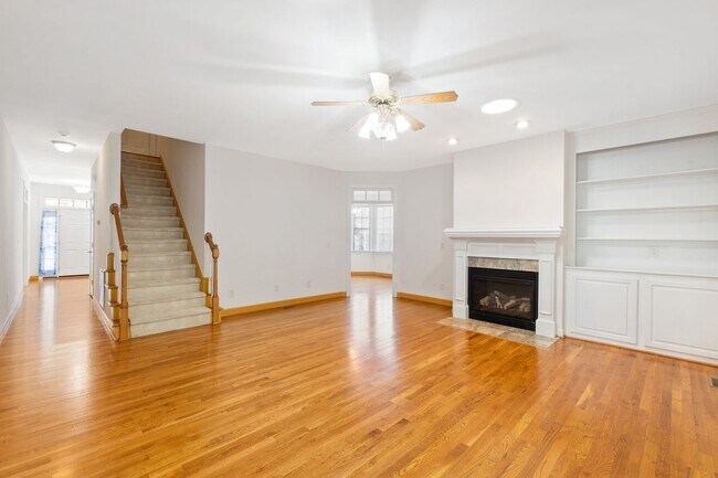 Building Photo - Exceptional 5-Bedroom Residence in the Hea...