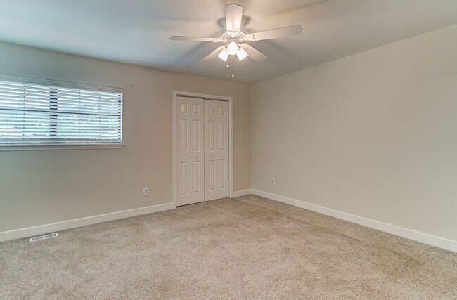 Building Photo - Condo in Tara Court Available for Rent!