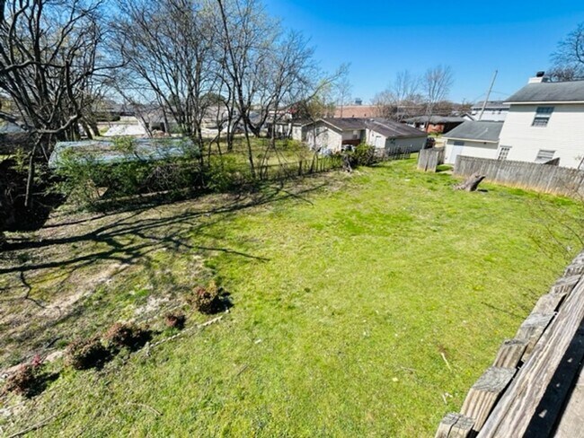 Building Photo - 2902 6th St.