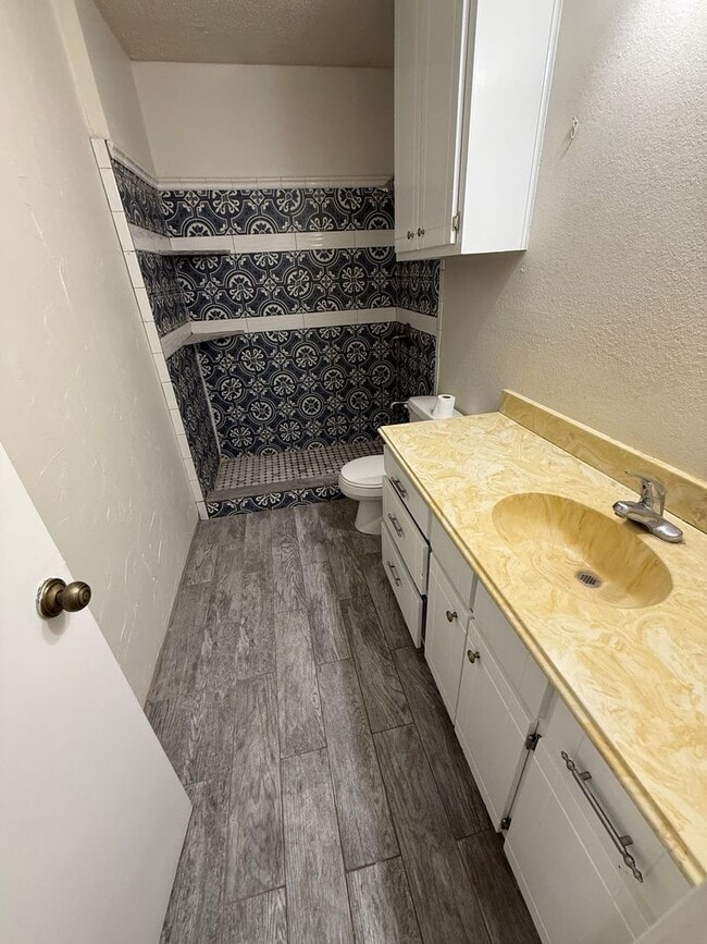 Building Photo - AVAILABLE NOW!! 3/2/2 near west end and LCU