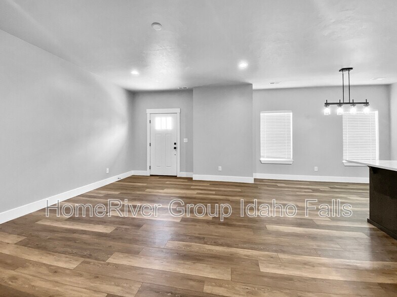 Building Photo - 2930 Sunburst Dr