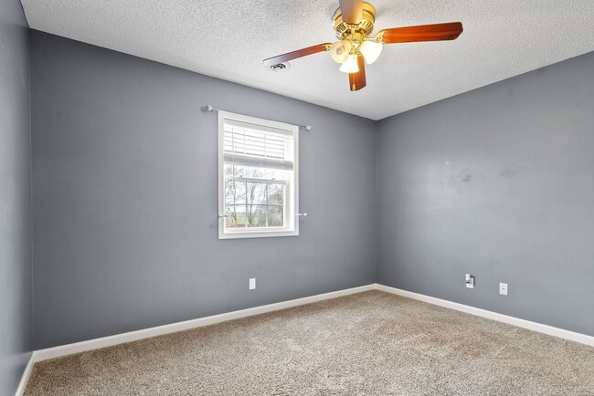 Building Photo - 3 Bedroom 2 Bath Pet Friendly Home For Ren...