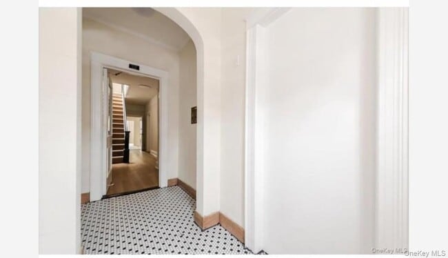 Building Photo - 959 Van Nest Ave