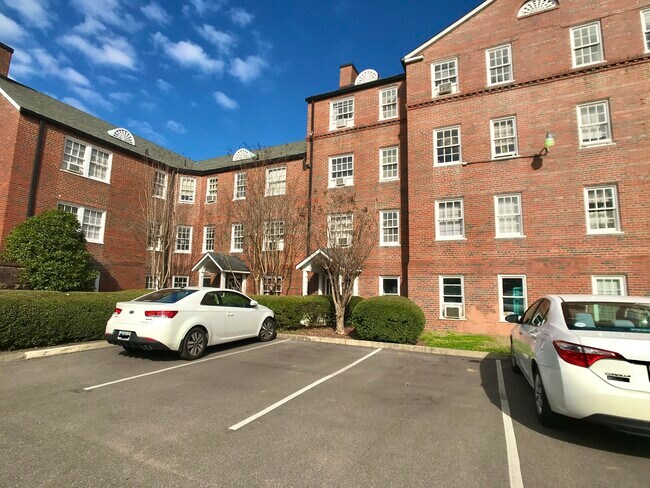 Middle parking lot - 2850 Fairway Dr
