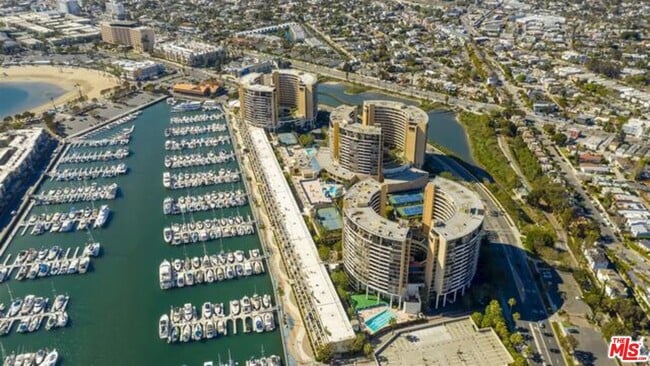 Building Photo - 4337 Marina City Dr