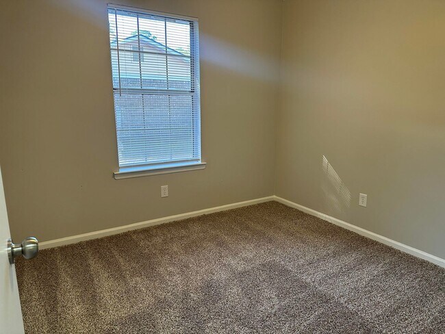 Building Photo - MOVE IN SPECIAL: $500 OFF 1ST MONTH'S RENT!**