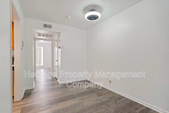 Building Photo - 8401 N New Braunfels Ave