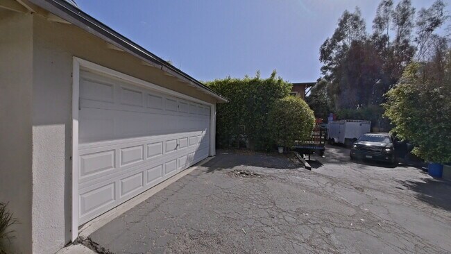 Building Photo - Charming 2BR Duplex Near SB Bowl w/ 1 car ...