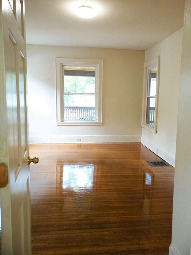 Building Photo - AVAILABLE 8/1/26 - Bright and Spacious One...