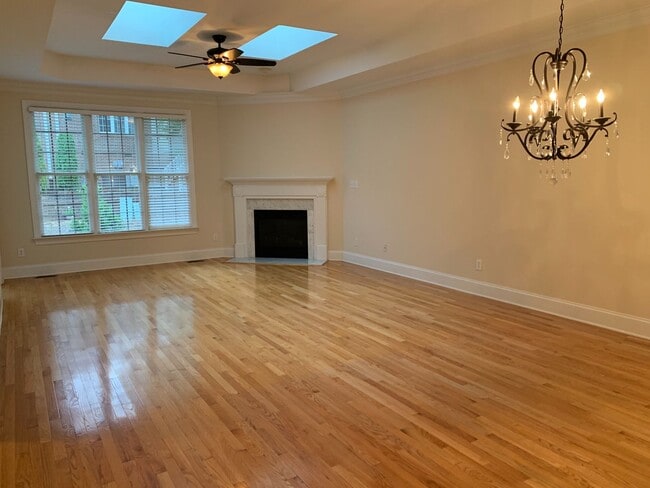 Building Photo - Large 3 Bed | 2.5 Bath Townhouse With Firs...