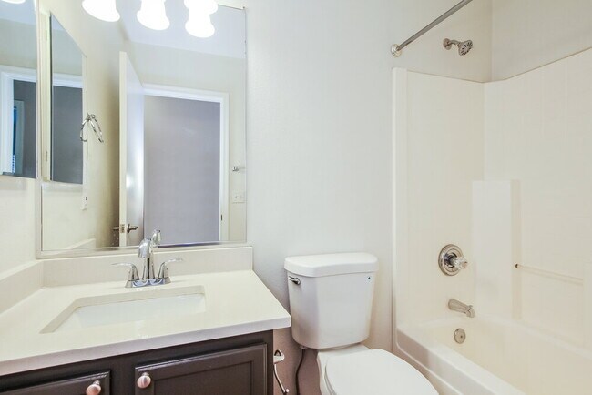 Building Photo - 11621 W Bloomfield Rd