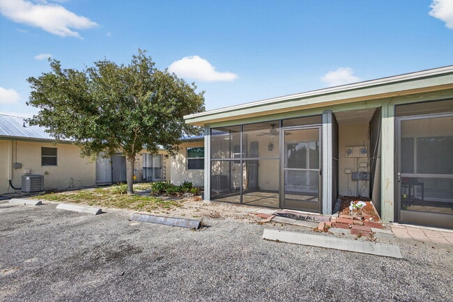 Building Photo - 8729 SE Hobe Ridge Ave