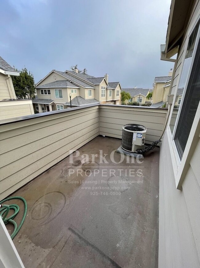 Building Photo - Great Townhouse in Livermore Available Now!