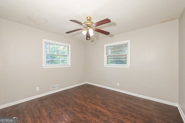 Building Photo - 1090 Longshore Dr