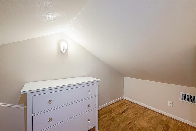 Building Photo - 707 Peden St