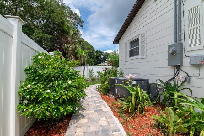 Building Photo - Charming 3BD/2BTH Home with Private Backya...