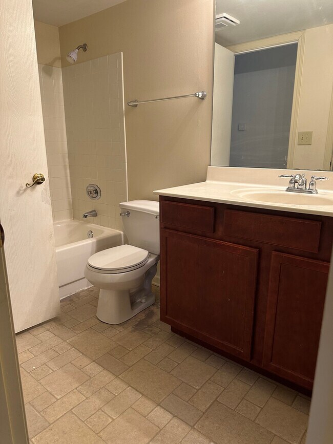 Building Photo - 214 Glengarry Dr