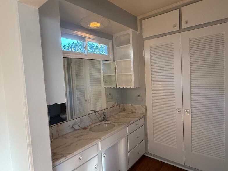 Extra vanity in master bedroom - 4448 Carpenter Ave