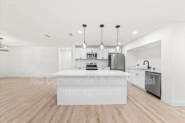 Building Photo - 484 Greenway Ave