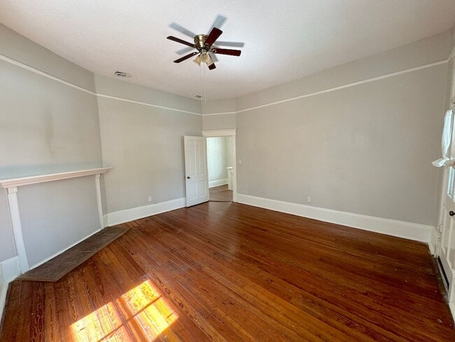 Building Photo - 3 BED | 2 BATH | PRIVATE UPSTAIRS BALCONY | STARLAND