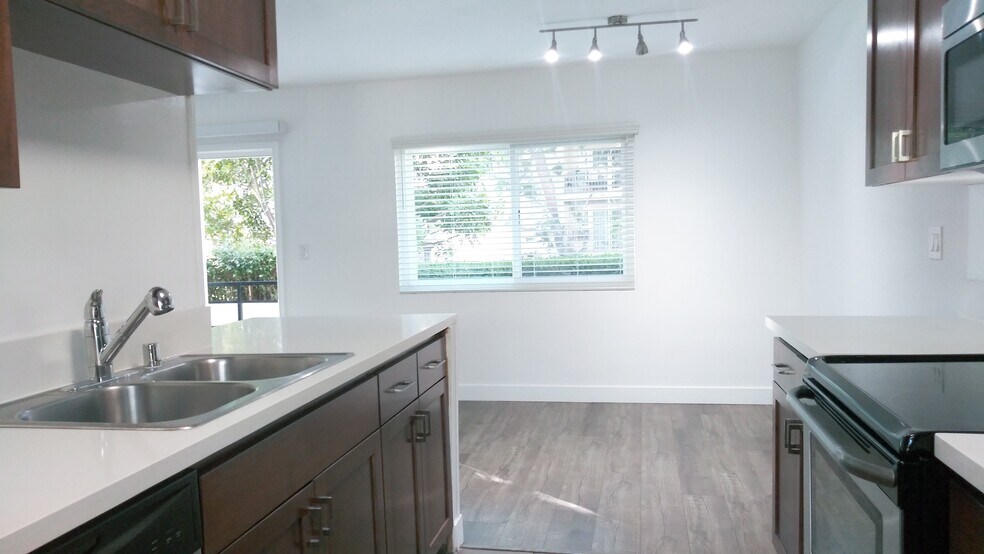 Building Photo - 310 S Sherbourne Dr