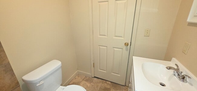 Building Photo - 2 Bedroom 1 Bathroom Home  $795!