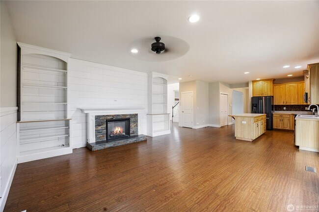 Building Photo - 4 bed, 3.5 bath home in cul-de-sac