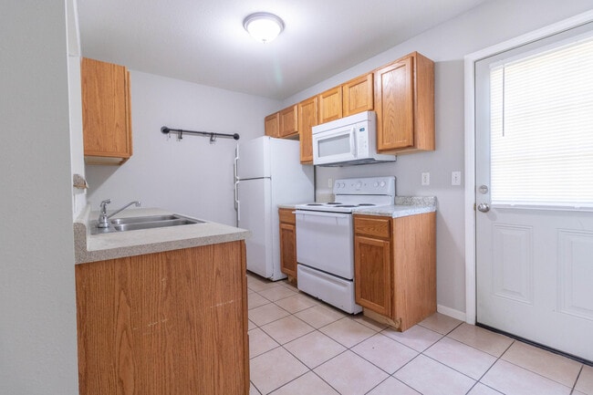 Building Photo - 1505 Raleigh Dr