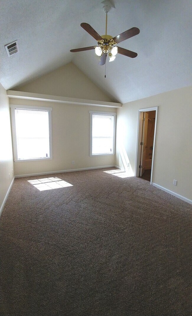 Building Photo - Available end of Julyl!! 4 Bedroom home in...