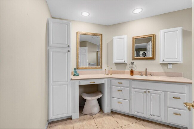 Building Photo - 301 SE 8th Ave