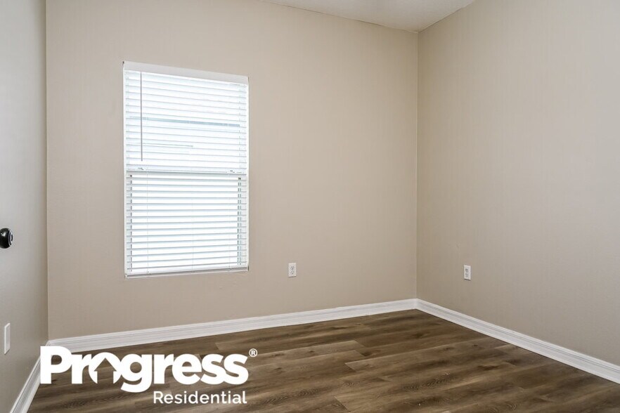 Building Photo - 6881 Glenbrook Dr