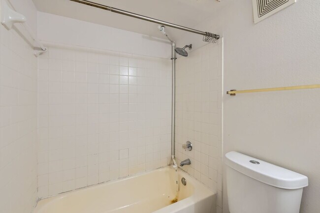 Building Photo - "Charming 1-Bedroom Haven in Austin's Hear...