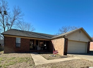 Building Photo - Welcome to this charming 3-bedroom, 2-bathroom home located in the heart of Russellville, AR.