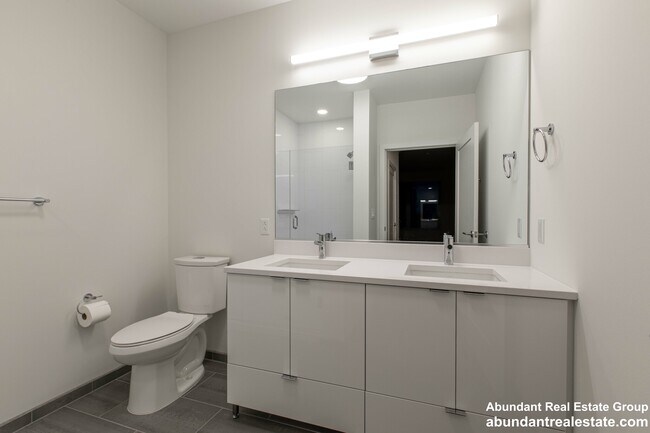 Building Photo - 45 Lewis St