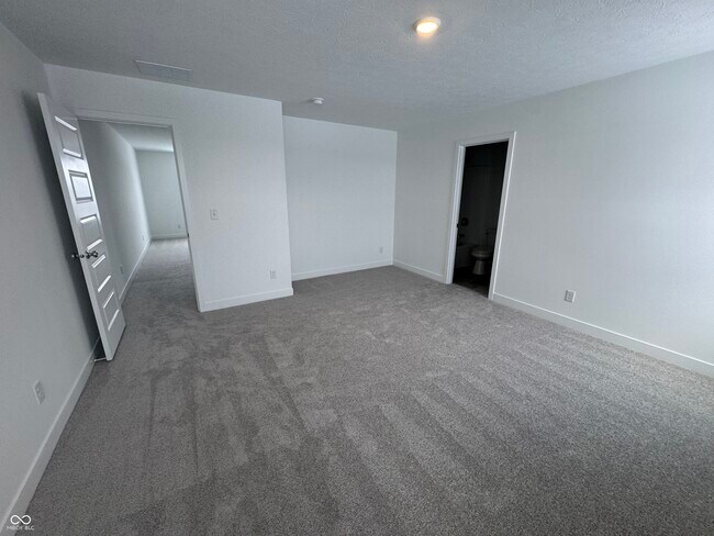 Building Photo - 2945 Grand Rdg Dr