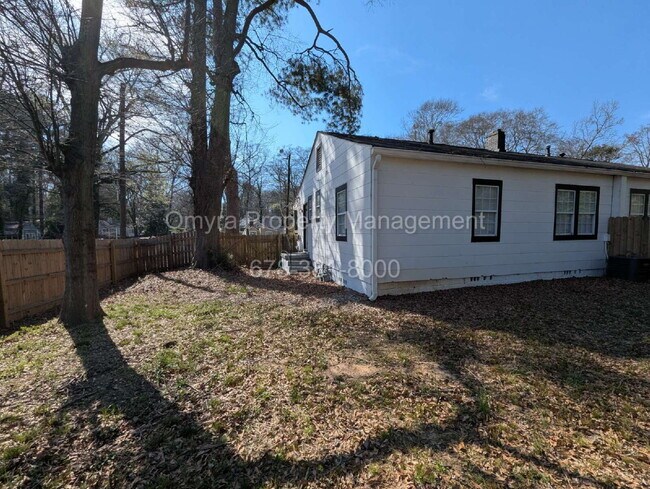 Building Photo - Charming 2 Bedroom Duplex Unit in Atlanta!