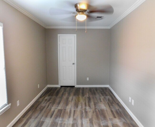 Building Photo - 155 Varsity Dr