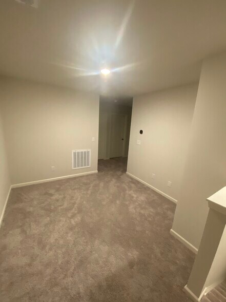 Building Photo - 427 Silo Ct