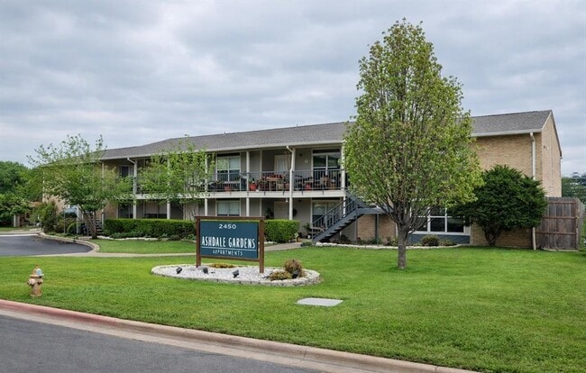 Building Photo - 2450 Ashdale Dr