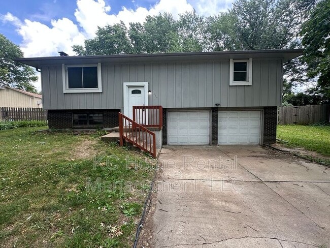 Primary Photo - 424 NE Lakeview Dr
