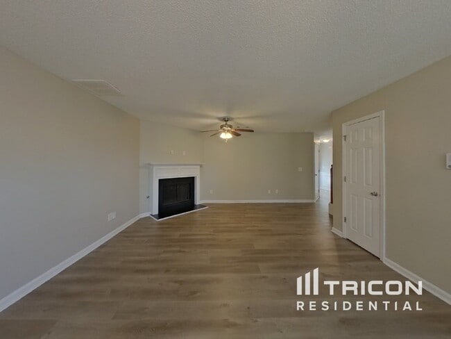 Building Photo - 1896 Roble Dr