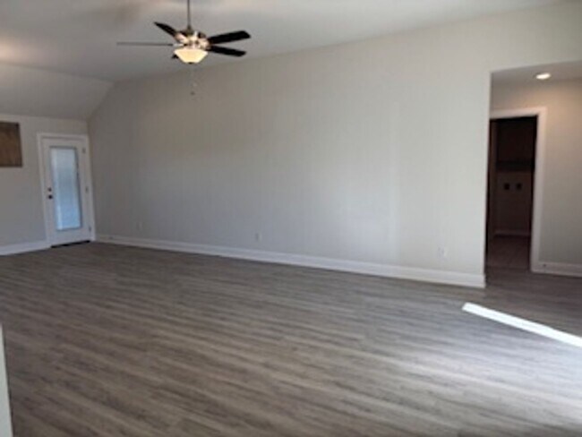 Building Photo - First month Free! NEW NEW NEW!