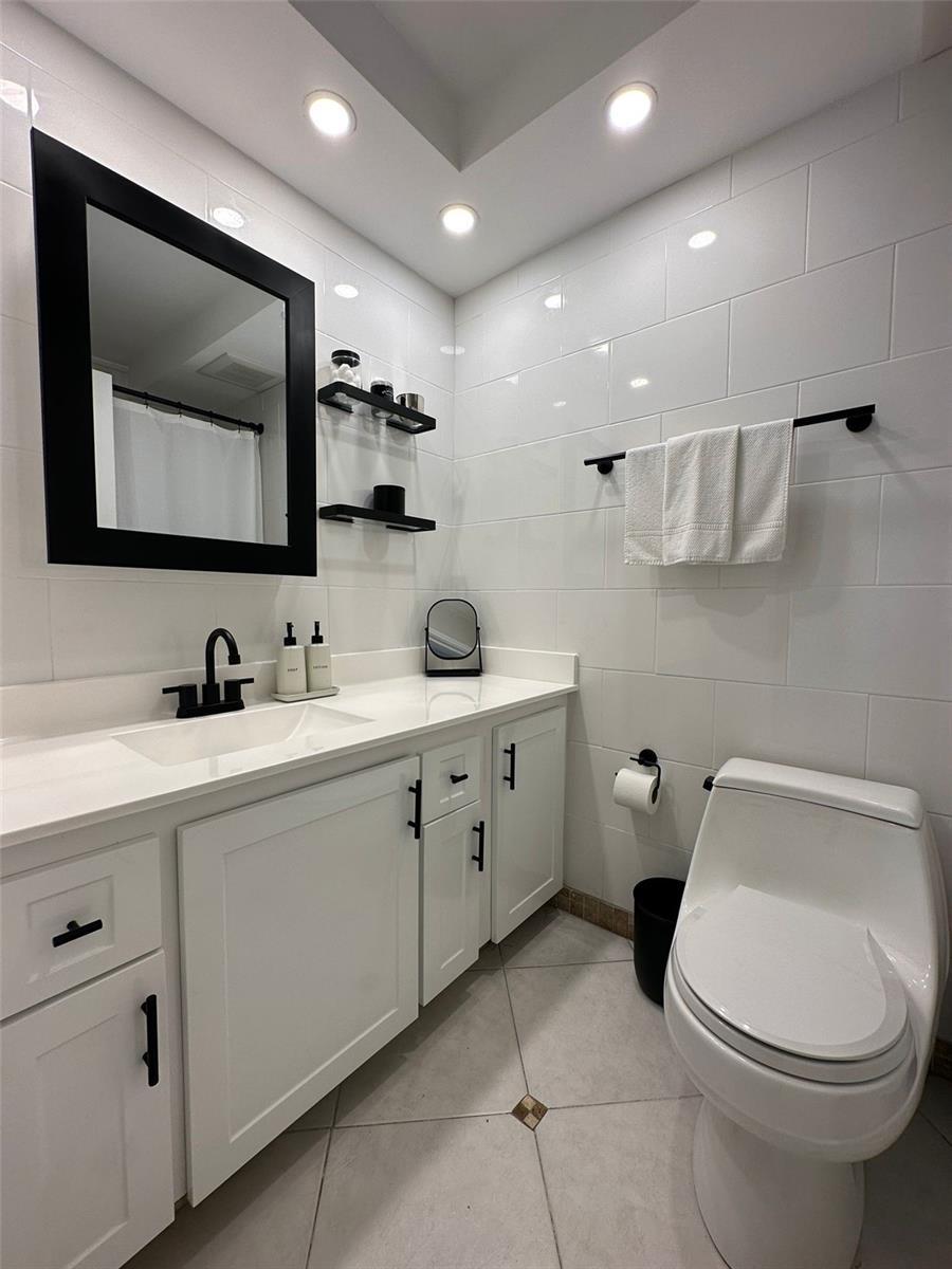Building Photo - 5401 Collins Ave