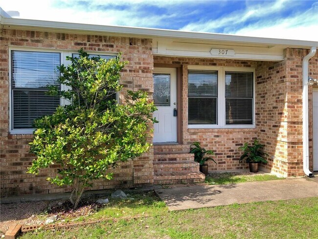 Building Photo - 307 S Mustang Ave
