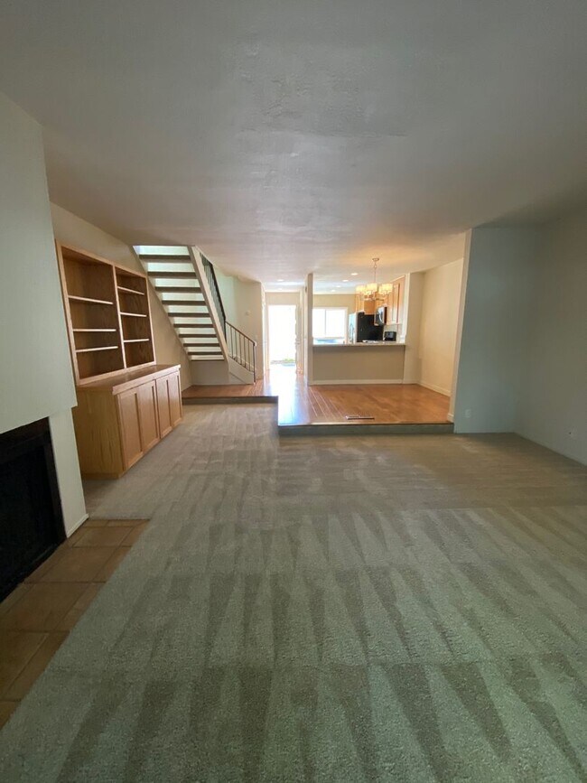 Building Photo - $4900-  Mountain View Townhouse-2 bedroom 2.5 bath.