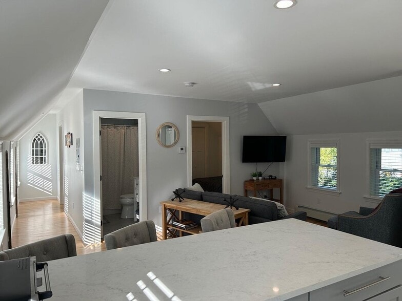 Building Photo - 9 Angle, A