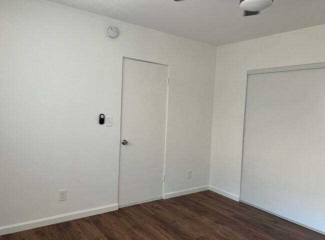 Building Photo - 550 N Serrano Ave